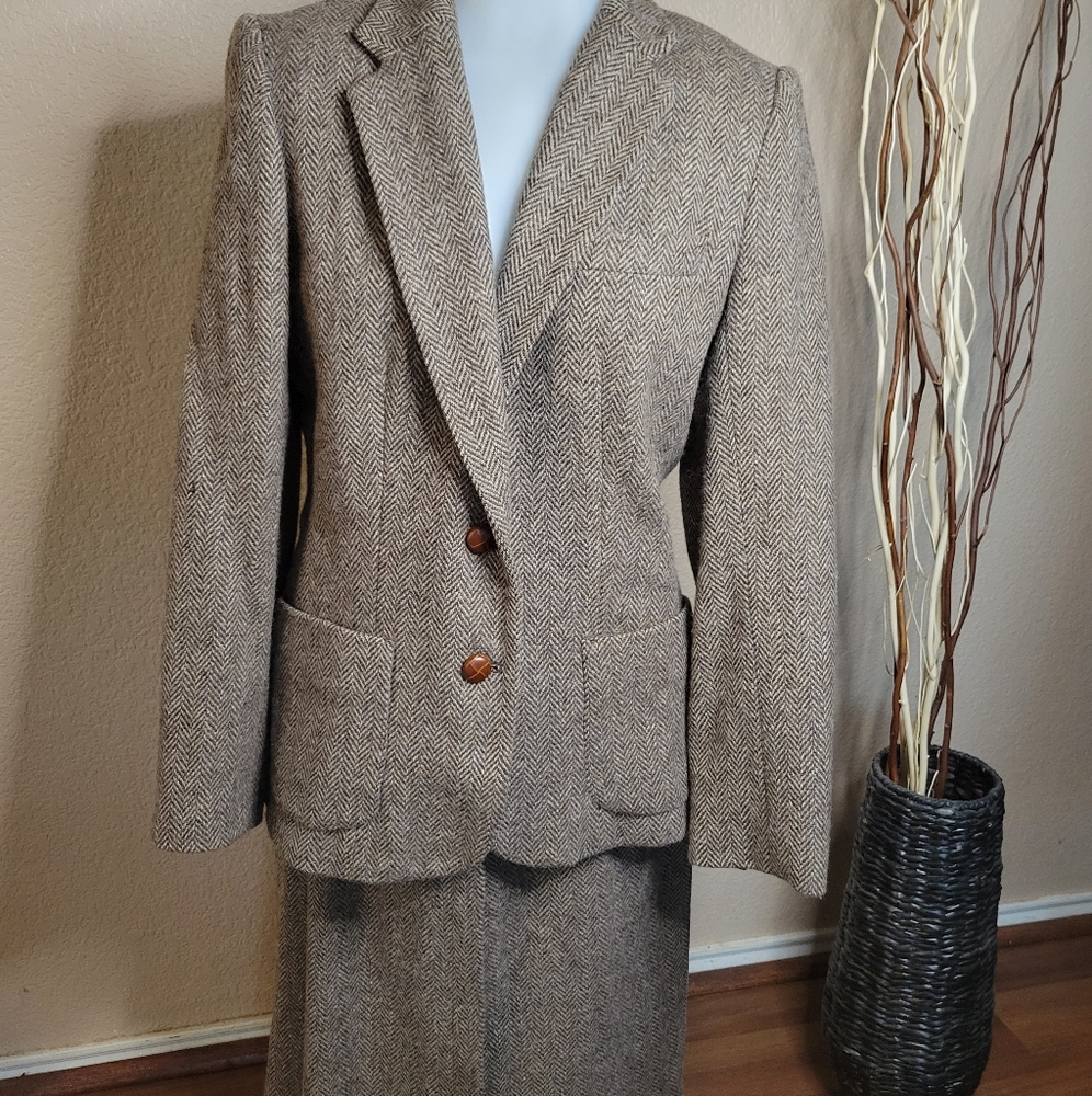 Jh collectibles skirt suit